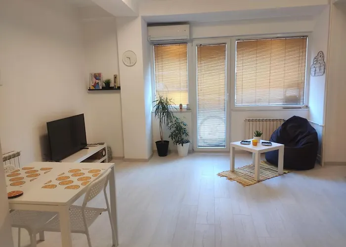 City Center White Apartment!
