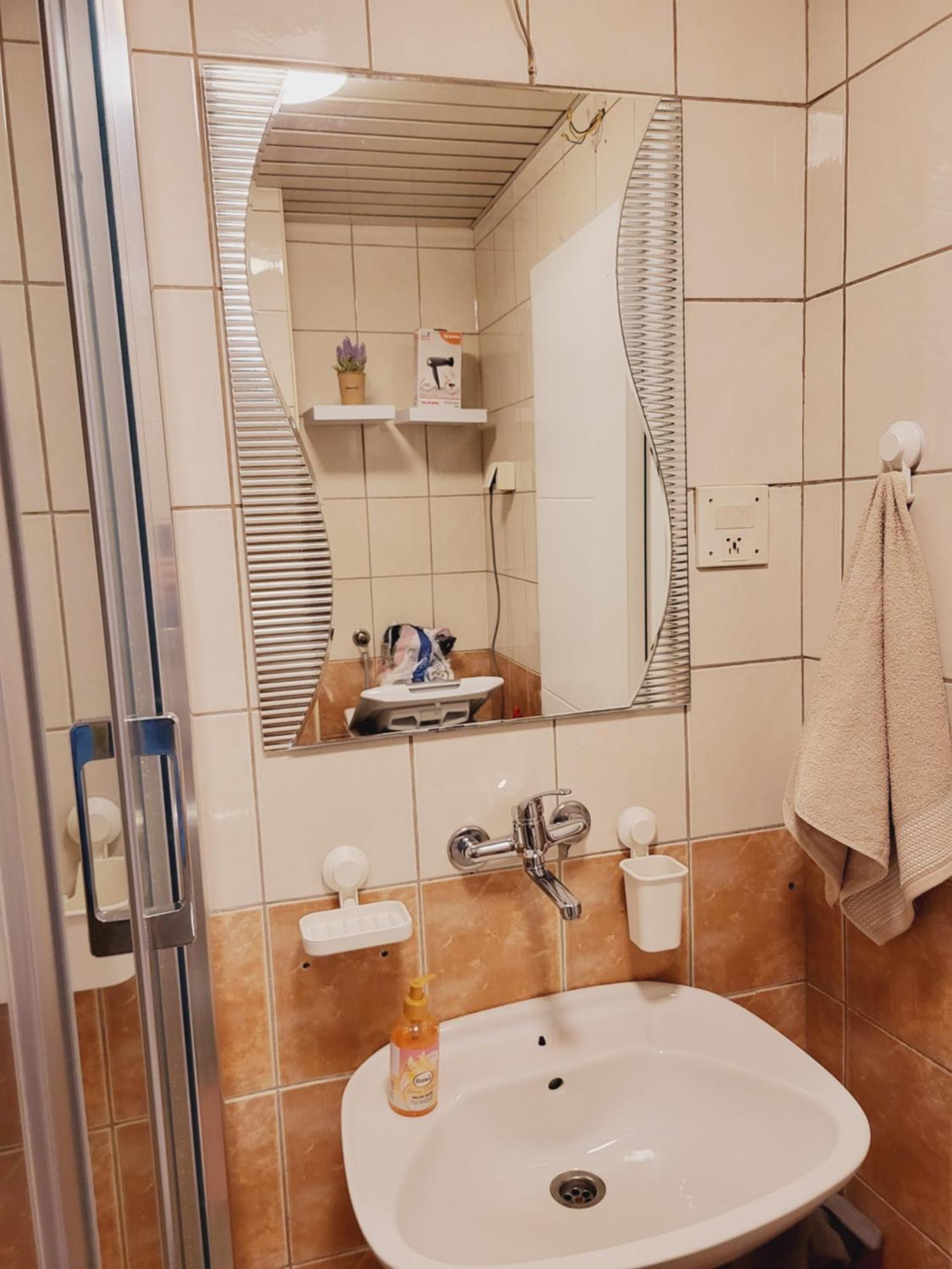 Center White Apartment! *