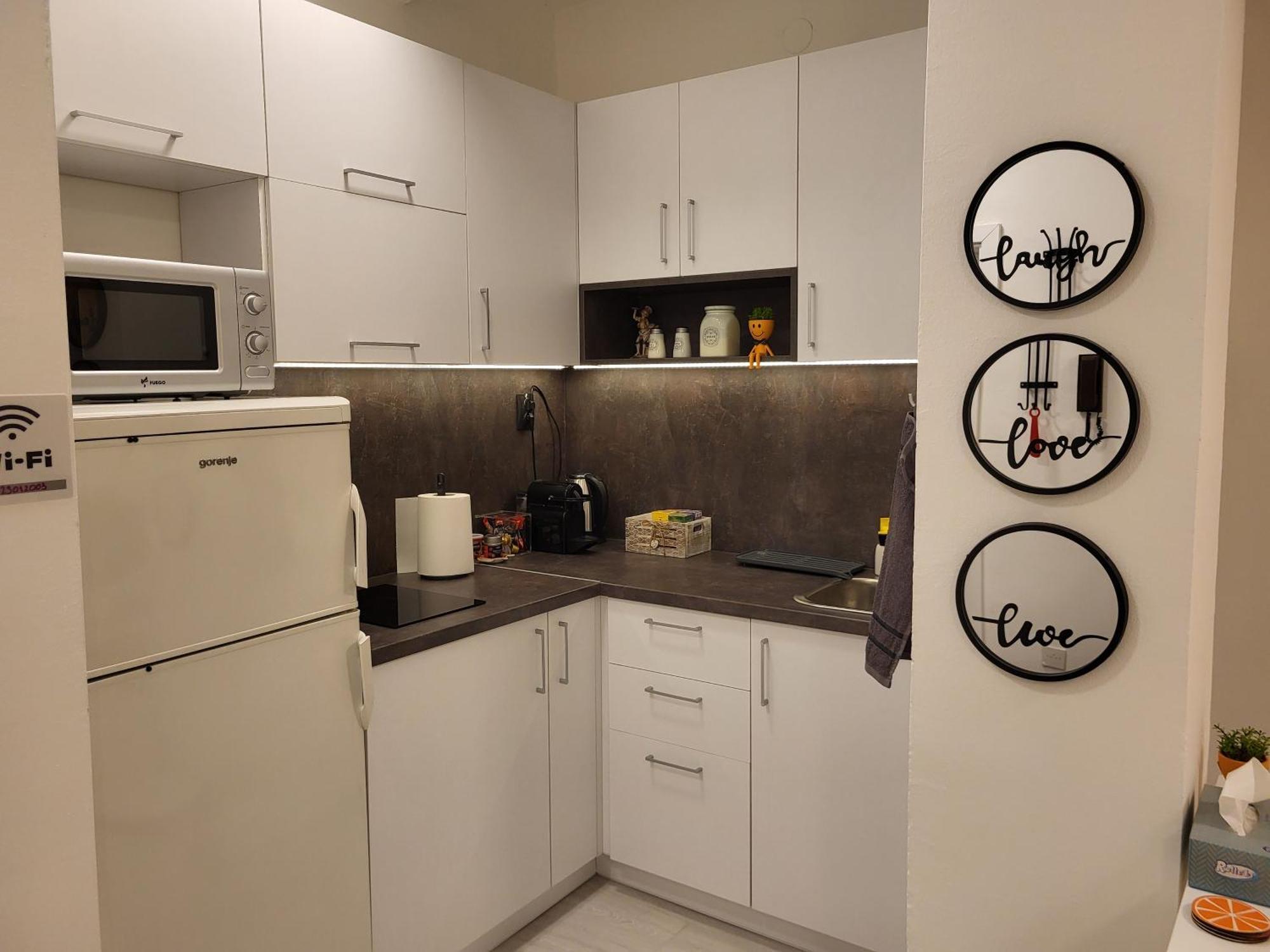 Center White Apartment!